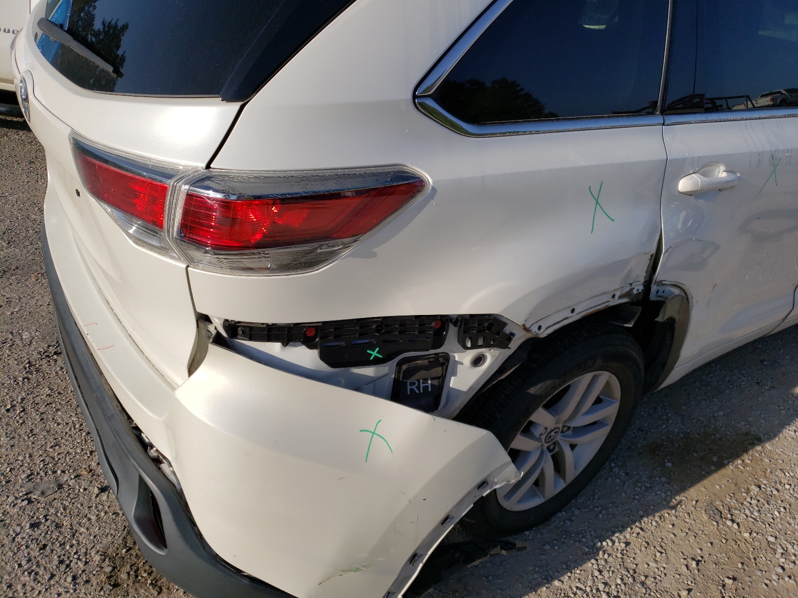 Photo 9 from auction – 2016 TOYOTA HIGHLANDER with VIN 5TDZARFH4GS022175