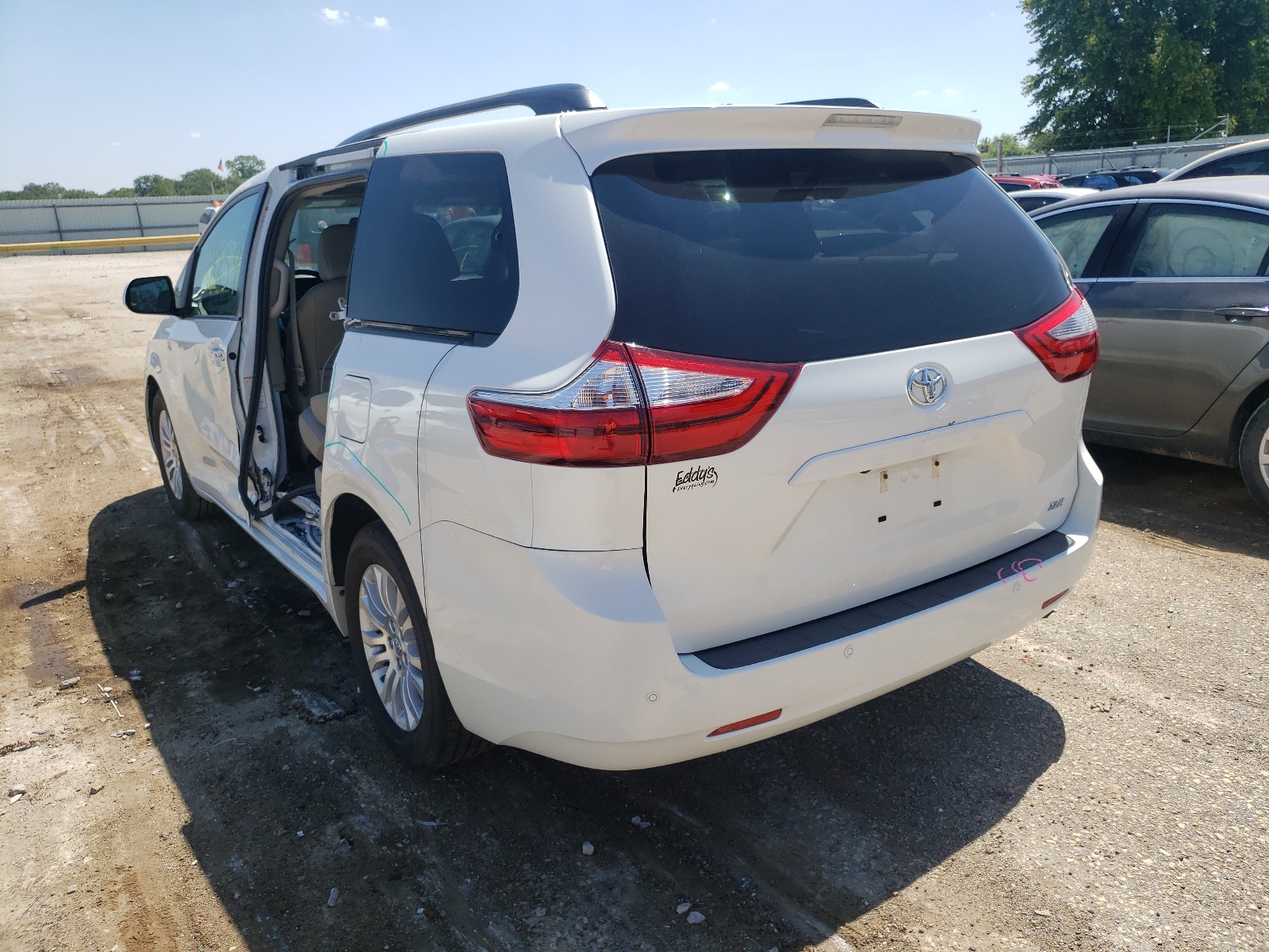 Photo 3 from auction – 2017 TOYOTA SIENNA XLE with VIN 5TDYZ3DC6HS839660