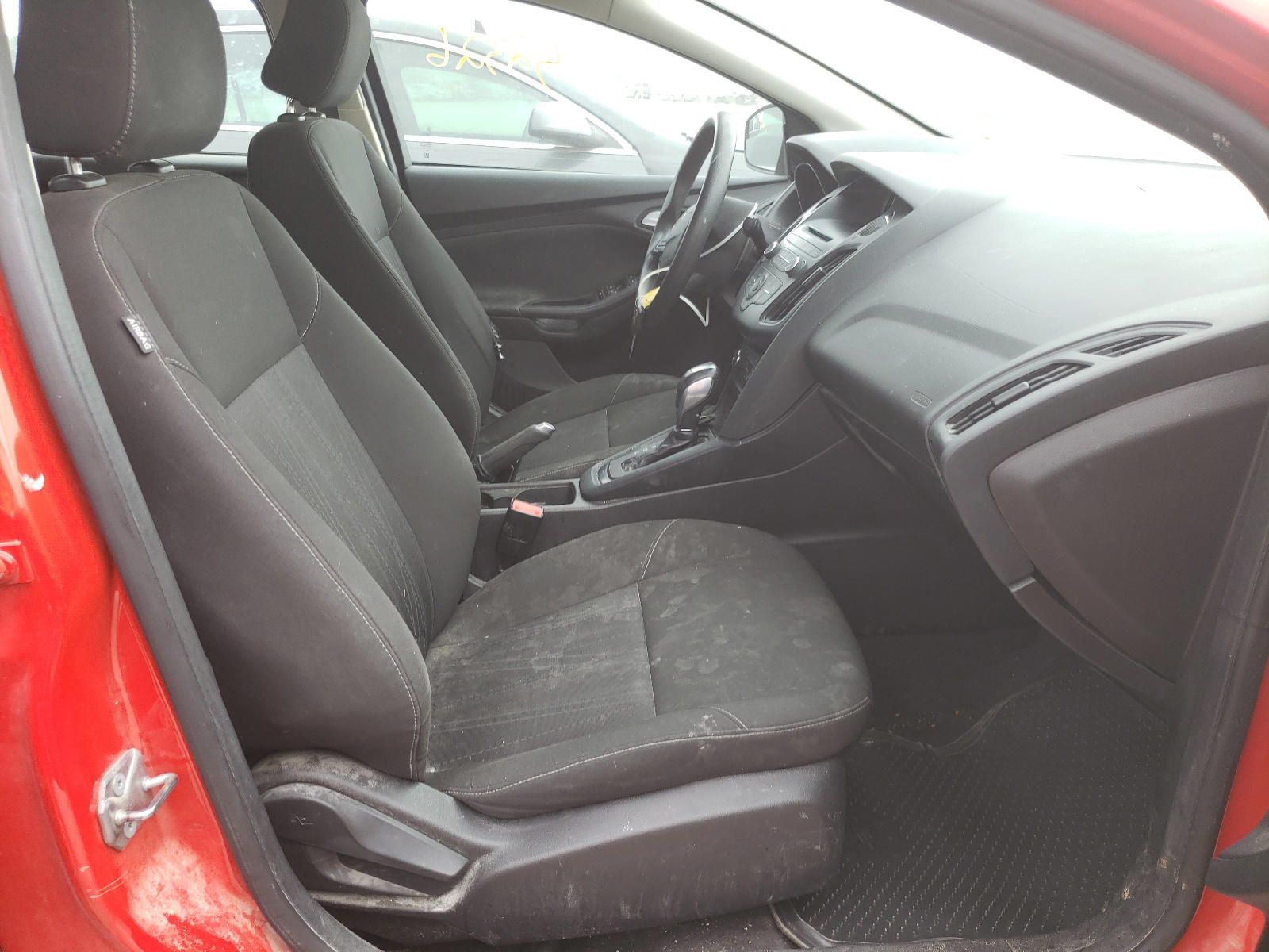 Photo 5 from auction – 2015 FORD FOCUS SE with VIN 1FADP3F20FL276215