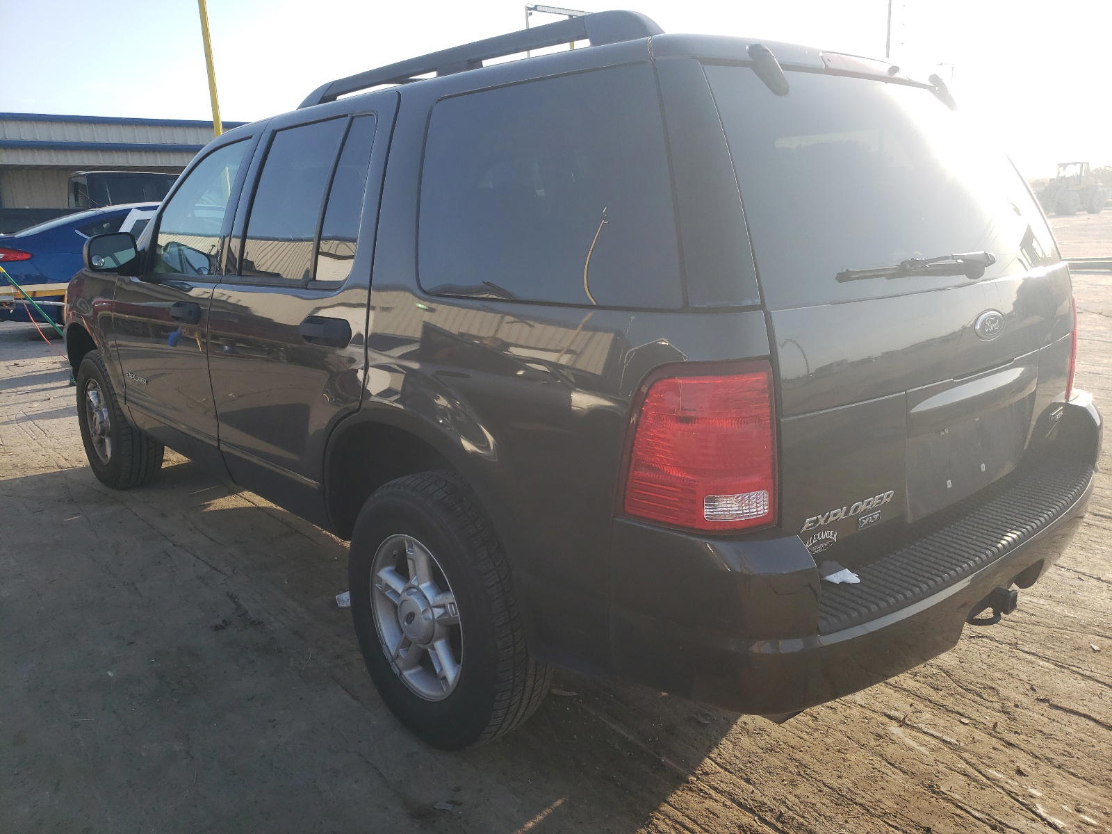 Photo 3 from auction – 2005 FORD EXPLORER X with VIN 1FMZU63K55UA67555