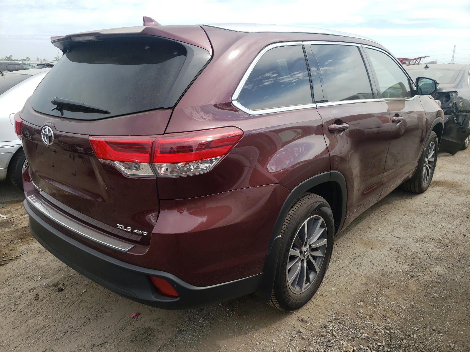 Photo 4 from auction – 2017 TOYOTA HIGHLANDER with VIN 5TDJZRFH5HS376679