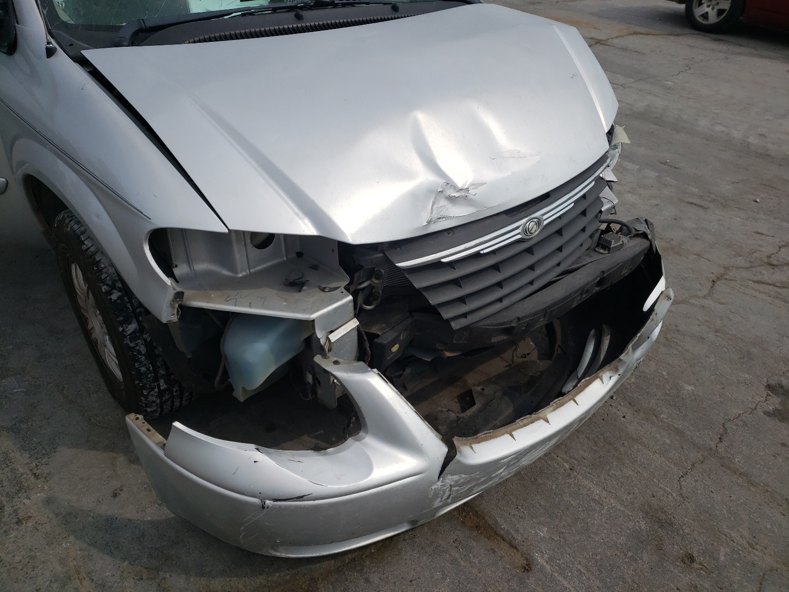 Photo 9 from auction – 2006 CHRYSLER TOWN & COU with VIN 2A4GP54L56R823172