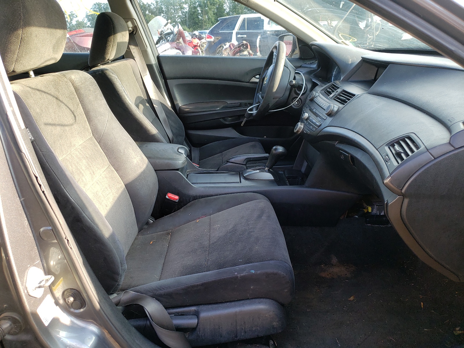 Photo 5 from auction – 2010 ASTON MARTIN DB7 VANTAG with VIN 1HGCP2F36AA075773