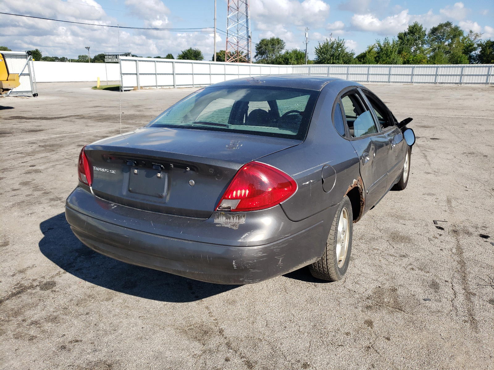 Photo 4 from auction – 2003 FORD TAURUS SE with VIN 1FAFP53UX3G163760
