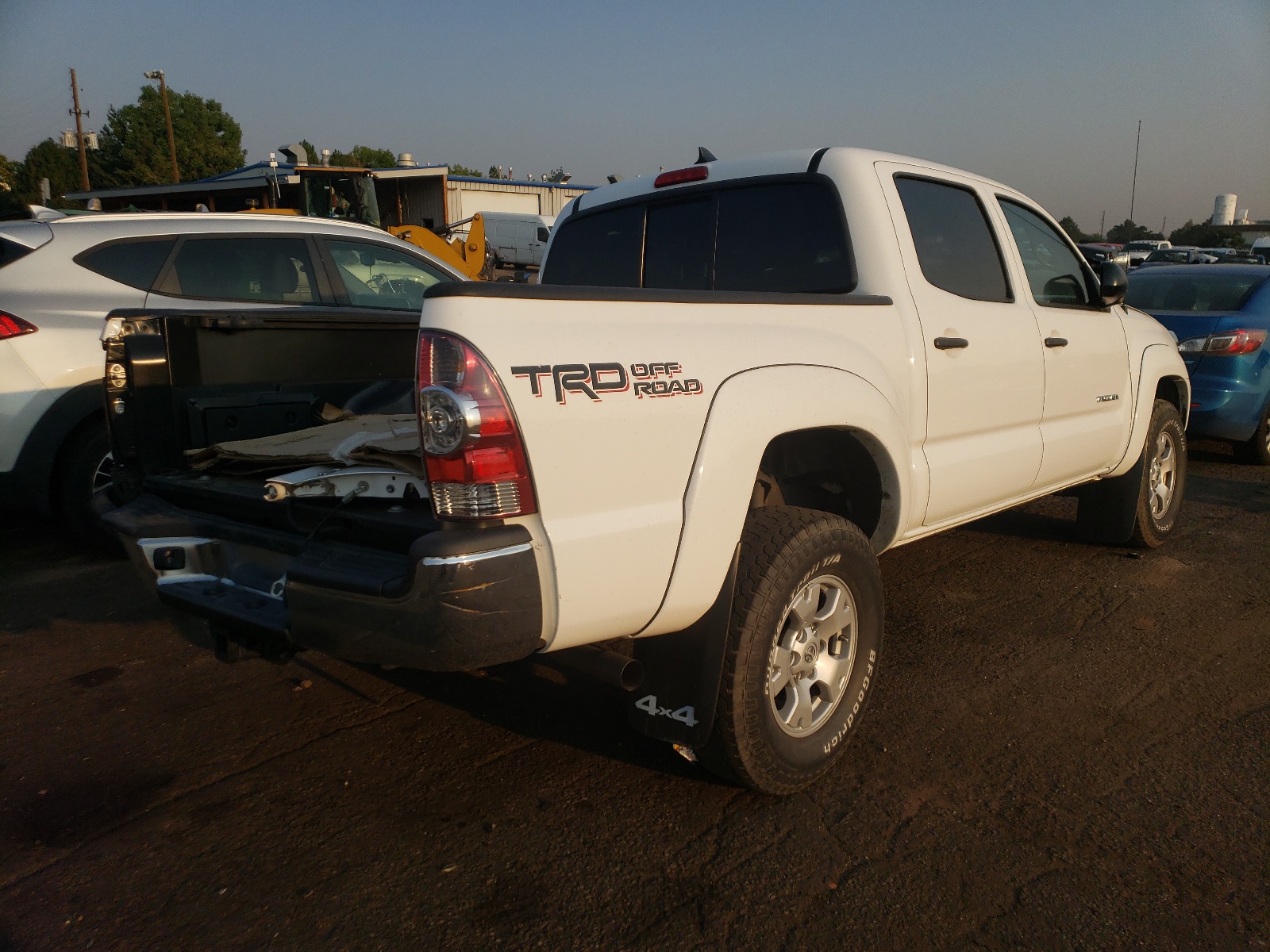 Photo 4 from auction – 2015 TOYOTA TACOMA DOU with VIN 3TMLU4EN6FM170432