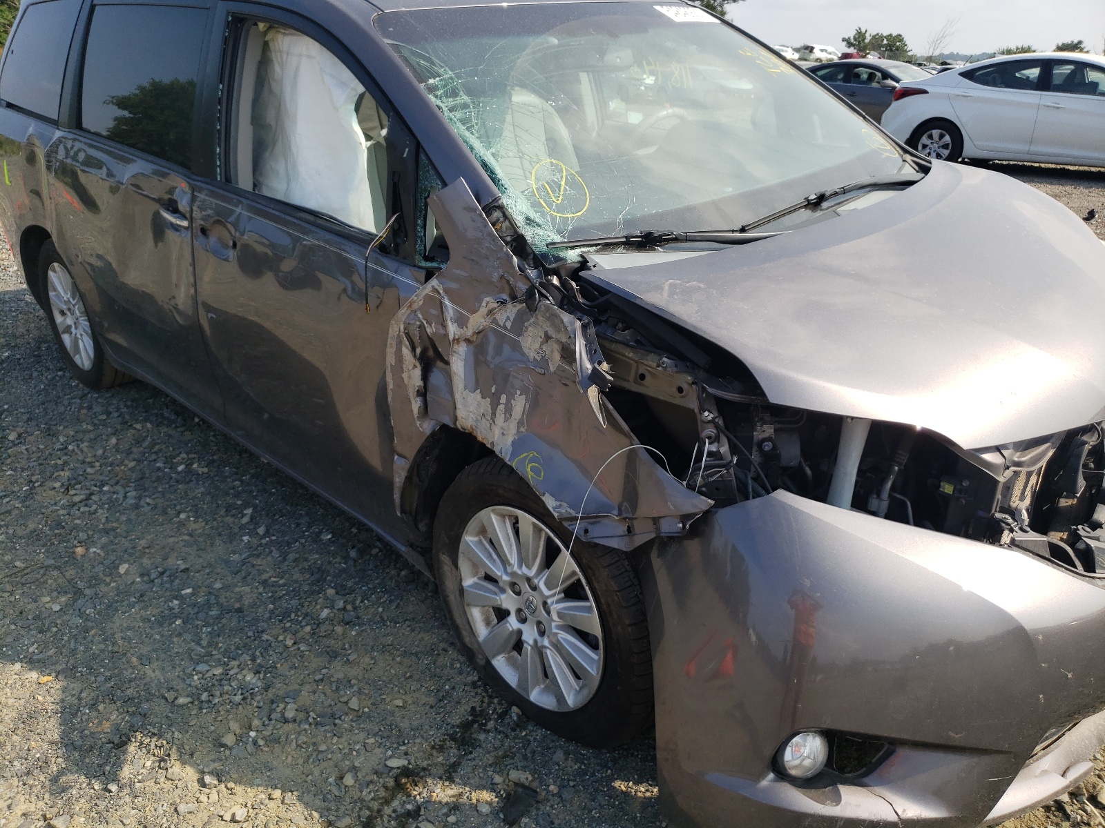 Photo 9 from auction – 2014 TOYOTA SIENNA XLE with VIN 5TDDK3DCXES075276