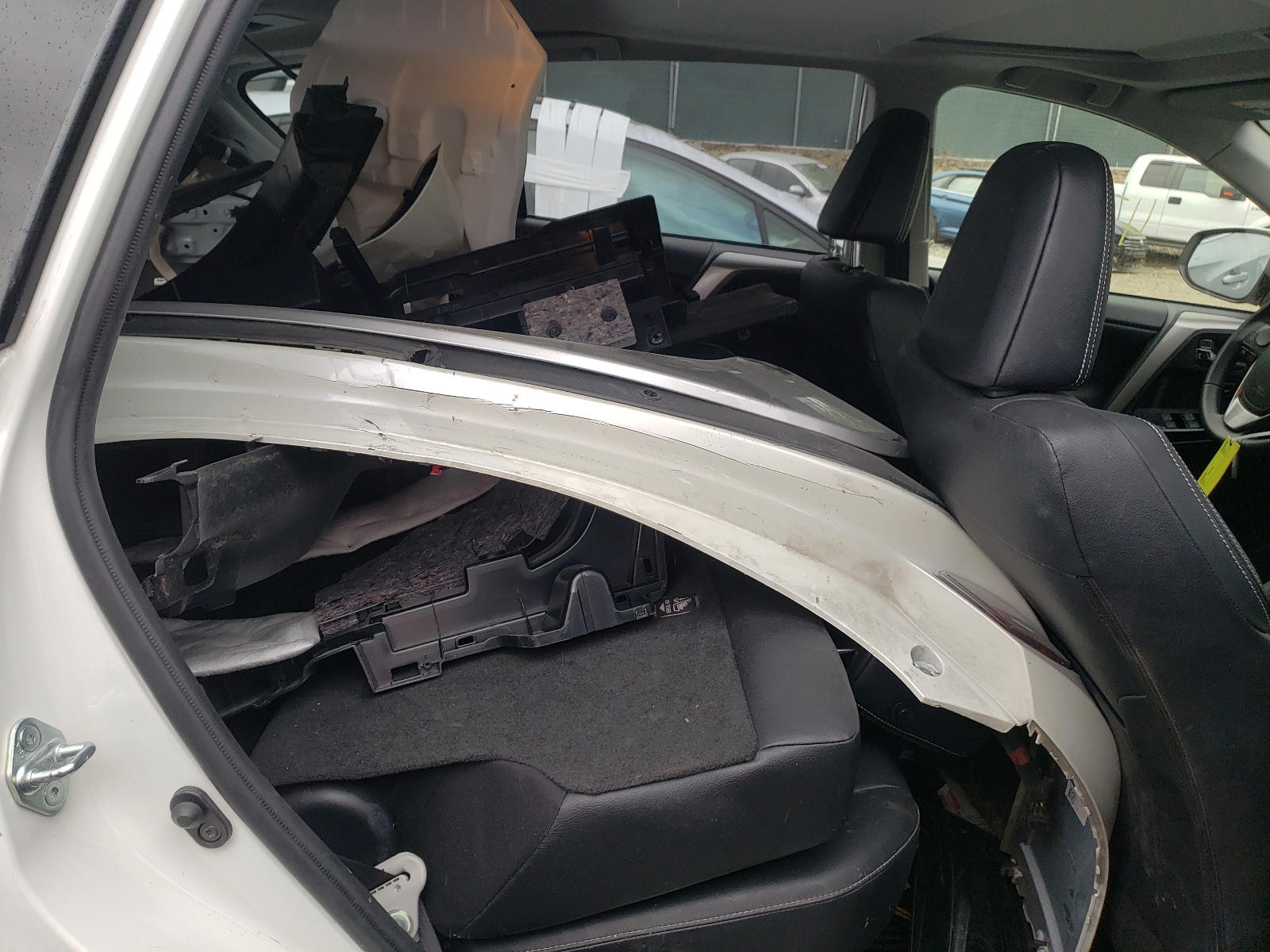 Photo 6 from auction – 2016 TOYOTA RAV4 with VIN JTMDJREV5GD025843