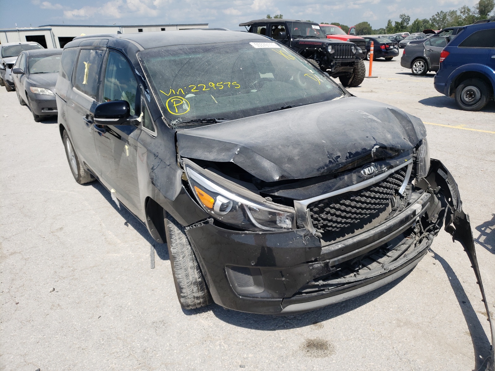 KIA SEDONA LX 2017 with VIN KNDMB5C12H6229575 - Photo from auction