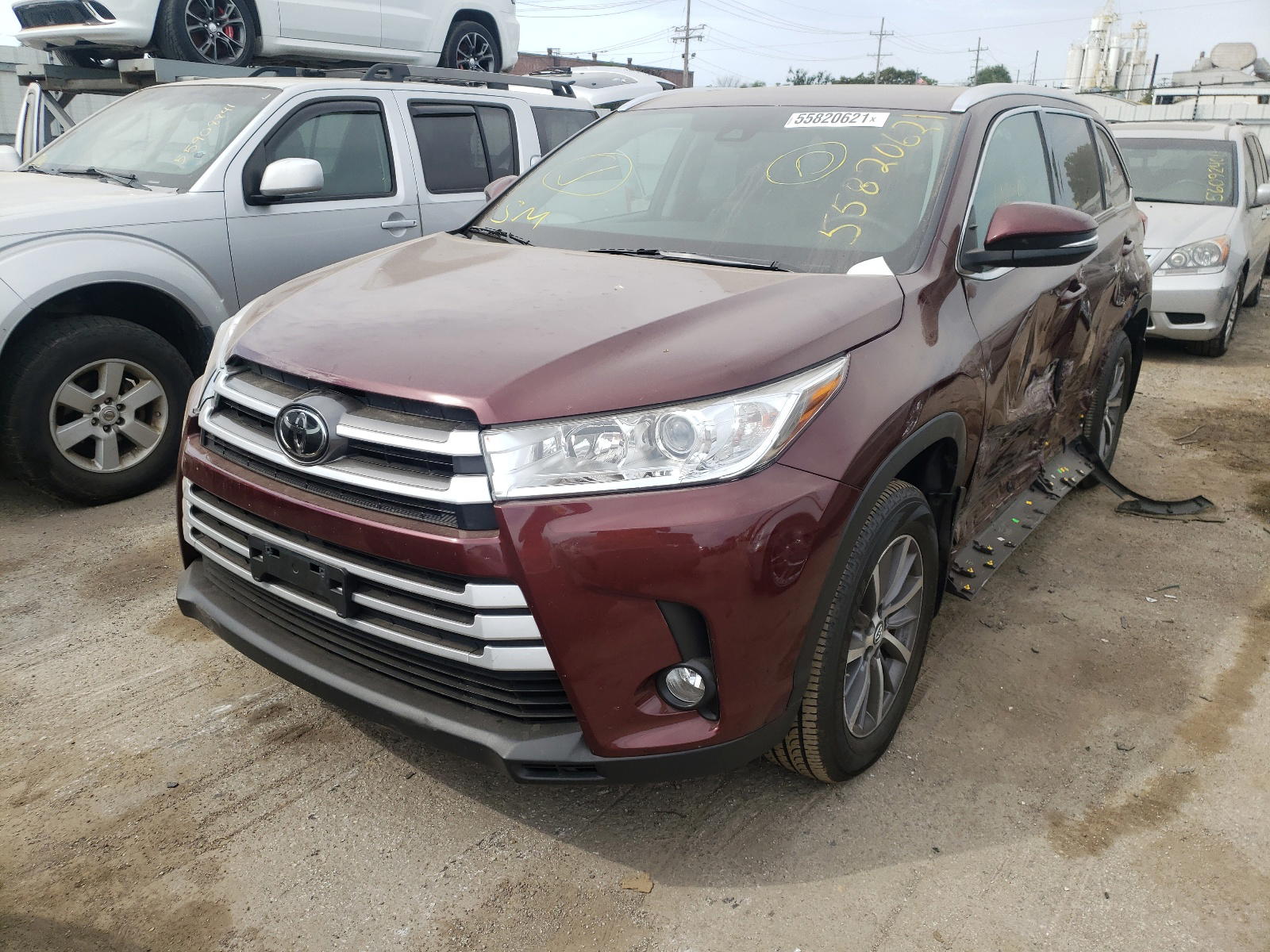 Photo 2 from auction – 2017 TOYOTA HIGHLANDER with VIN 5TDJZRFH5HS376679