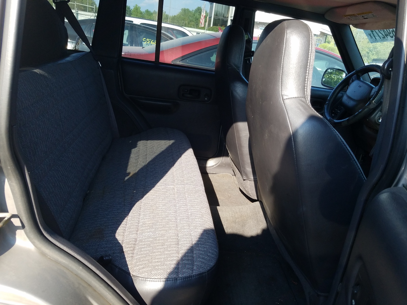 Photo 6 from auction – 2001 JEEP CHEROKEE with VIN 1J4FF48S11L626043
