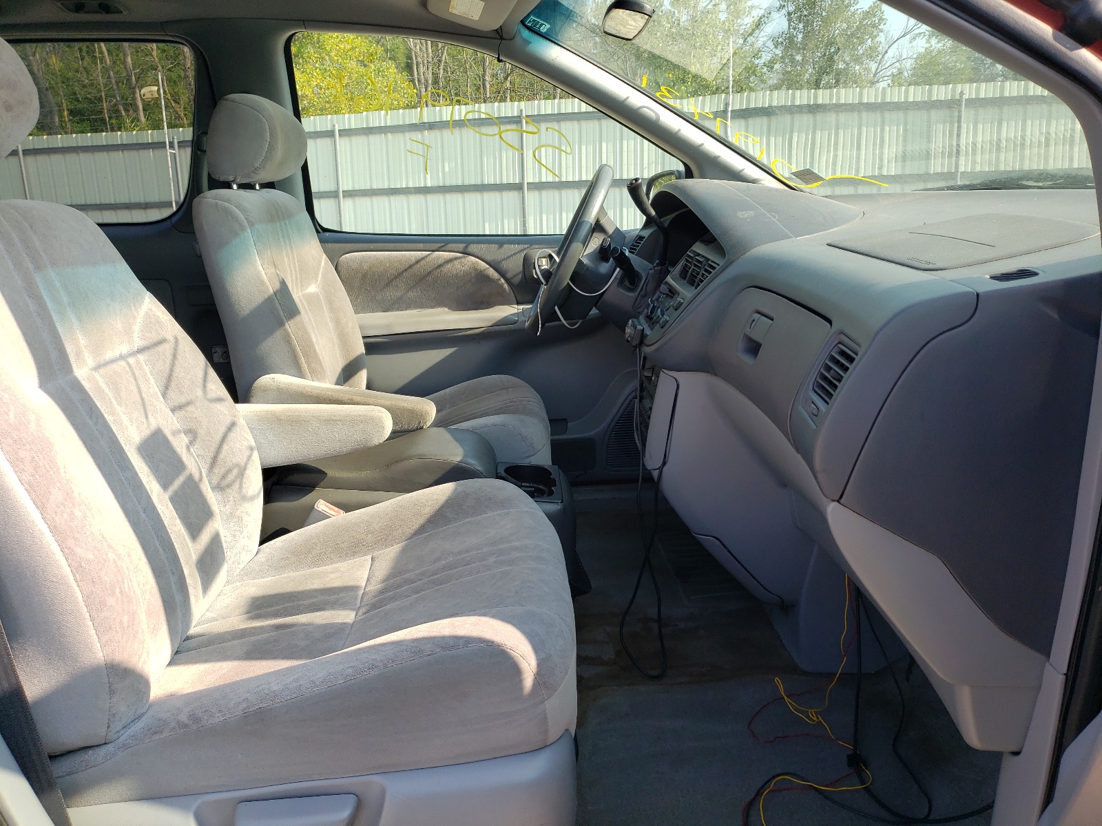 Photo 5 from auction – 2000 TOYOTA SIENNA LE with VIN 4T3ZF13C5YU195554