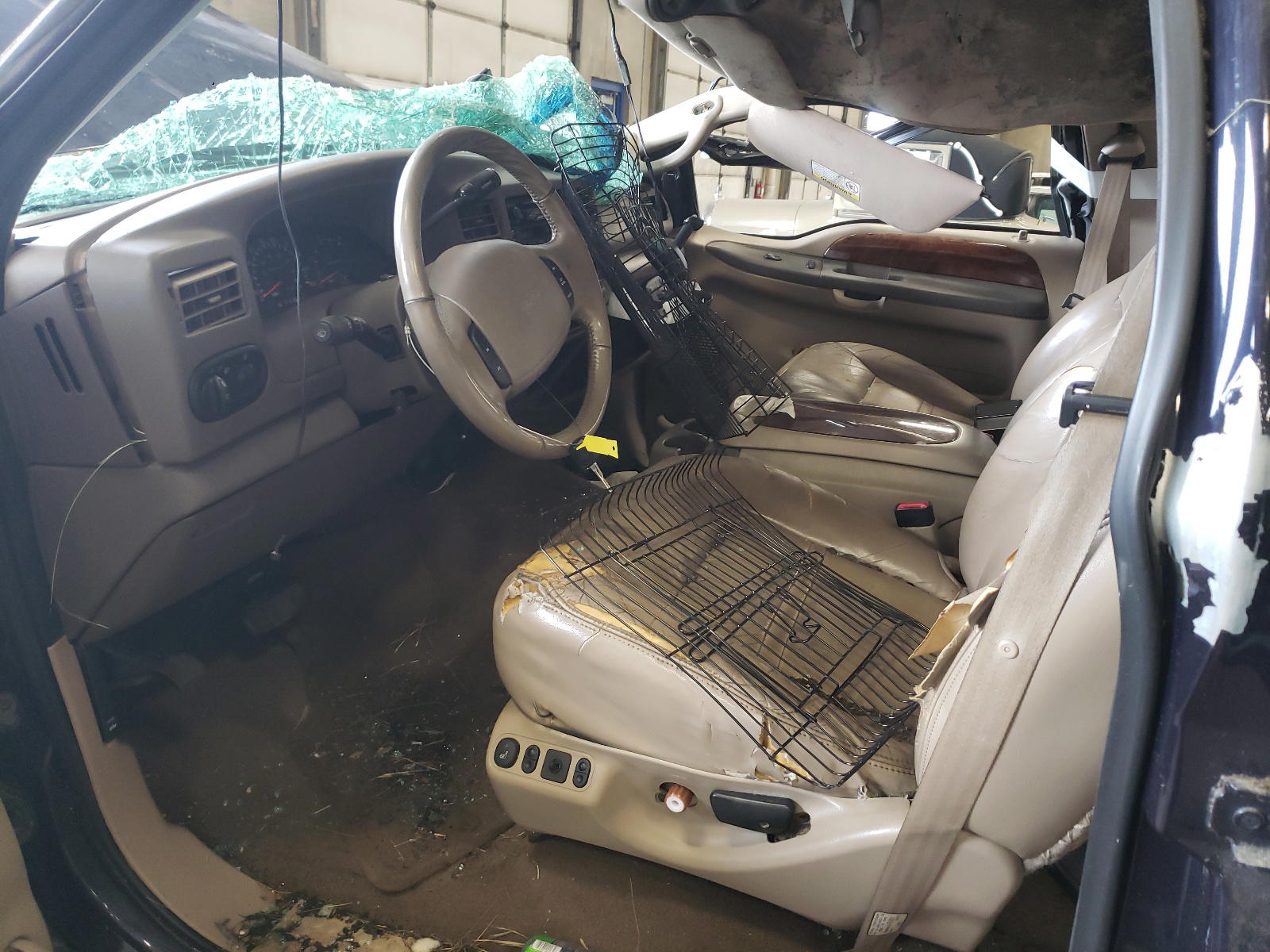 Photo 5 from auction – 2000 FORD EXCURSION with VIN 1FMSU43F3YEA85477