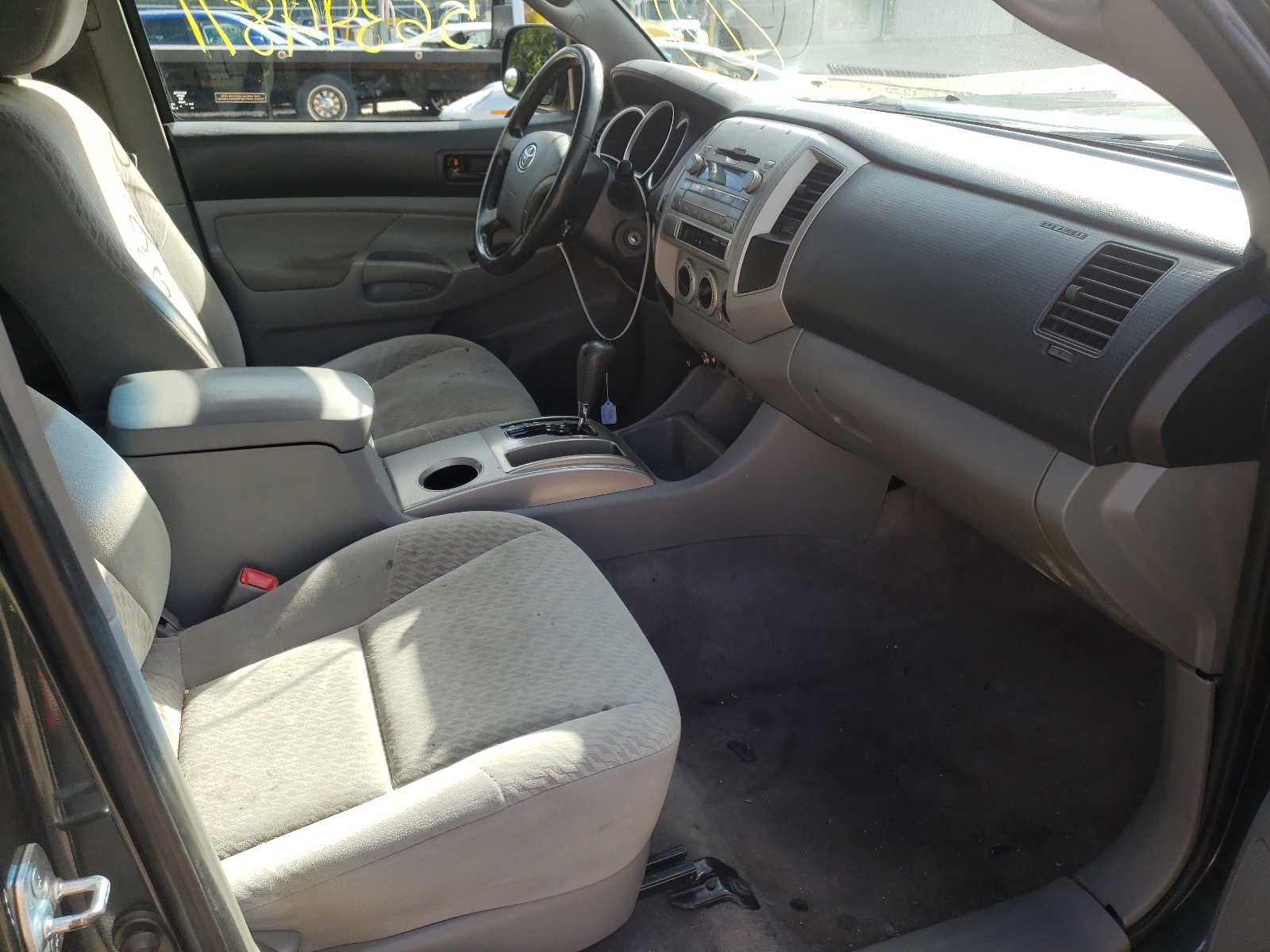 Photo 5 from auction – 2011 TOYOTA TACOMA DOU with VIN 3TMLU4EN4BM065382