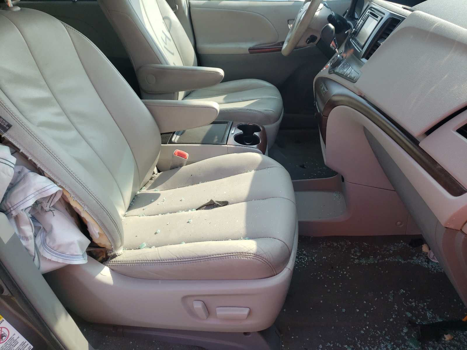 Photo 5 from auction – 2014 TOYOTA SIENNA XLE with VIN 5TDDK3DCXES075276