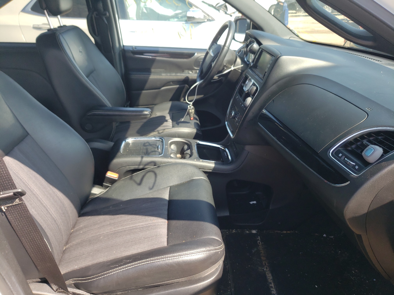 Photo 5 from auction – 2014 CHRYSLER TOWN & COU with VIN 2C4RC1HG8ER238438