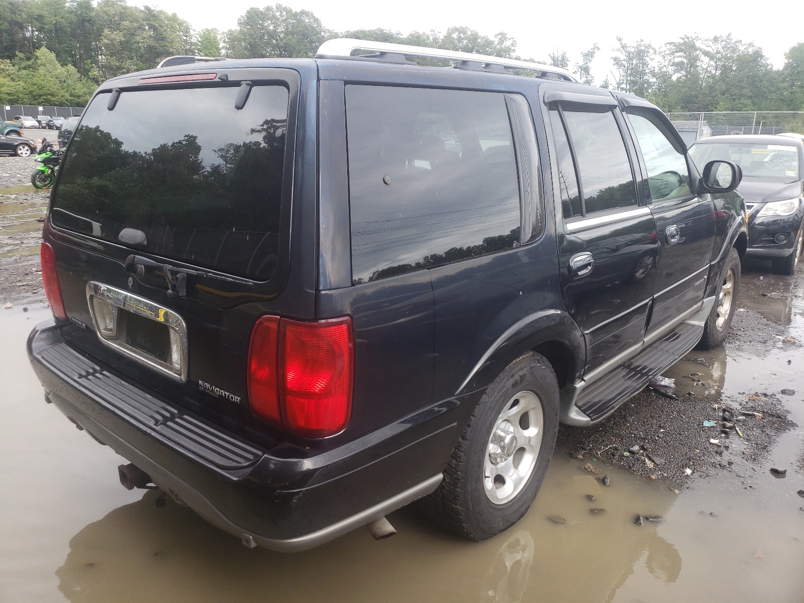 Photo 4 from auction – 2001 LINCOLN NAVIGATOR with VIN 5LMFU28R11LJ27362