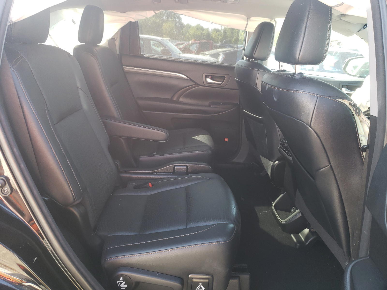 Photo 6 from auction – 2017 TOYOTA HIGHLANDER with VIN 5TDDZRFH2HS387071