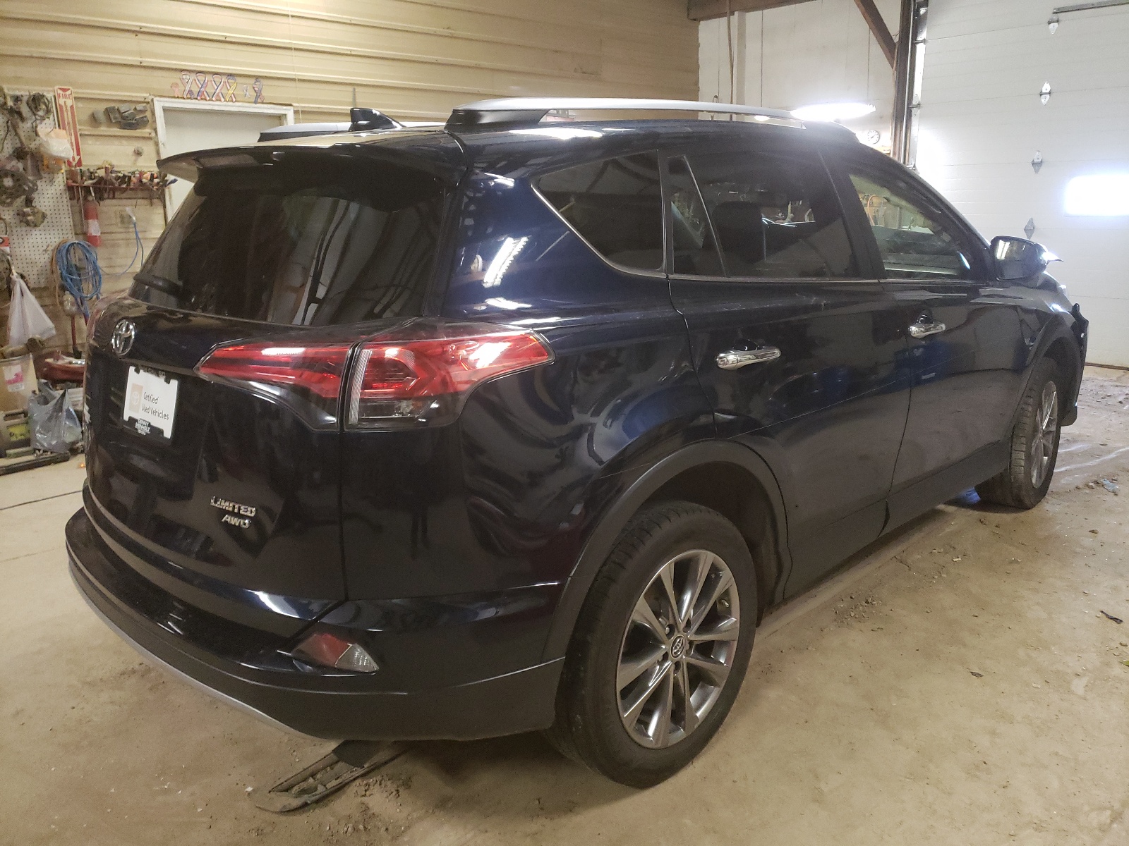 Photo 4 from auction – 2018 TOYOTA RAV4 LIMIT with VIN JTMDFREV3JJ745393