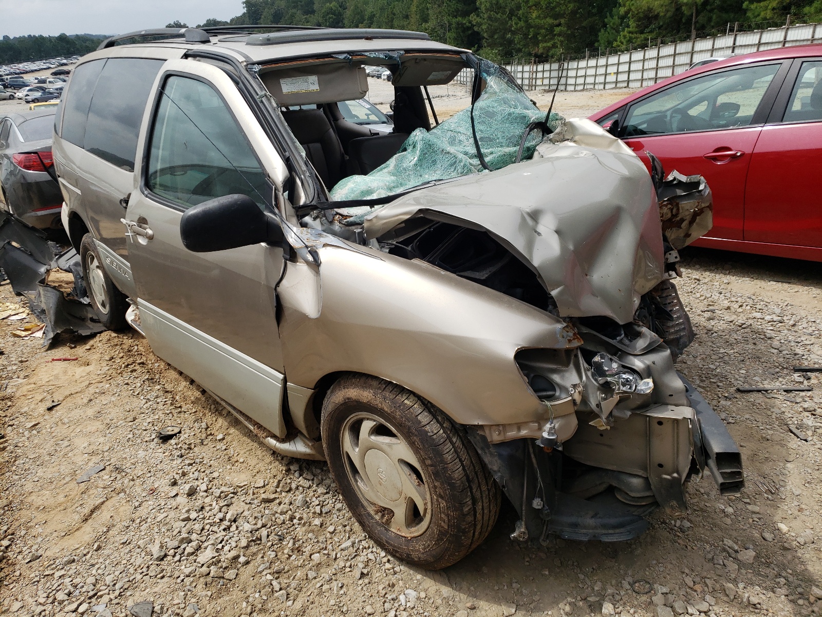 TOYOTA SIENNA LE 2000 with VIN 4T3ZF13C9YU174528 - Photo from auction