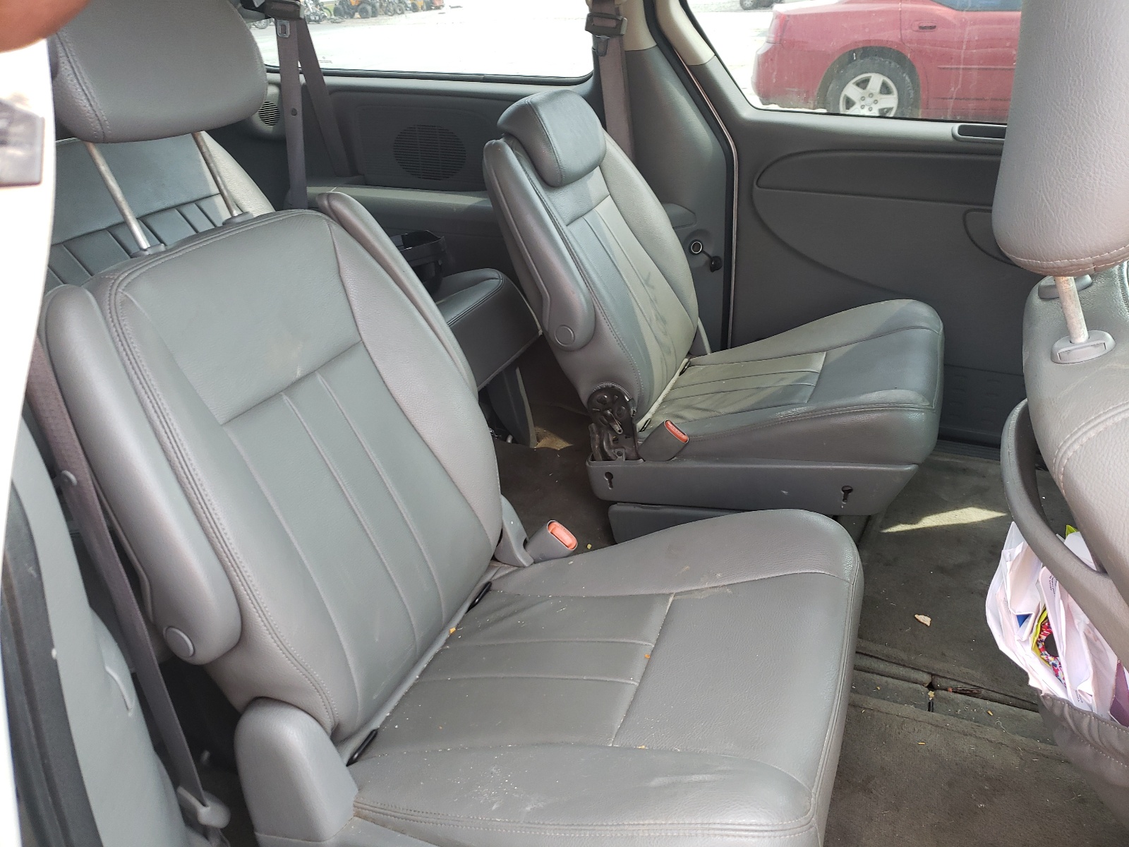 Photo 6 from auction – 2006 CHRYSLER TOWN & COU with VIN 2A4GP54L56R823172