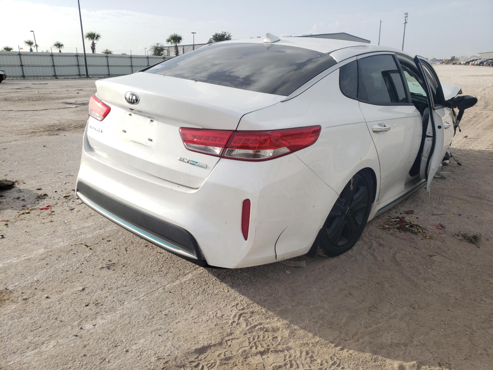 Photo 4 from auction – 2017 KIA OPTIMA PLU with VIN KNAGV4LD3H5018008