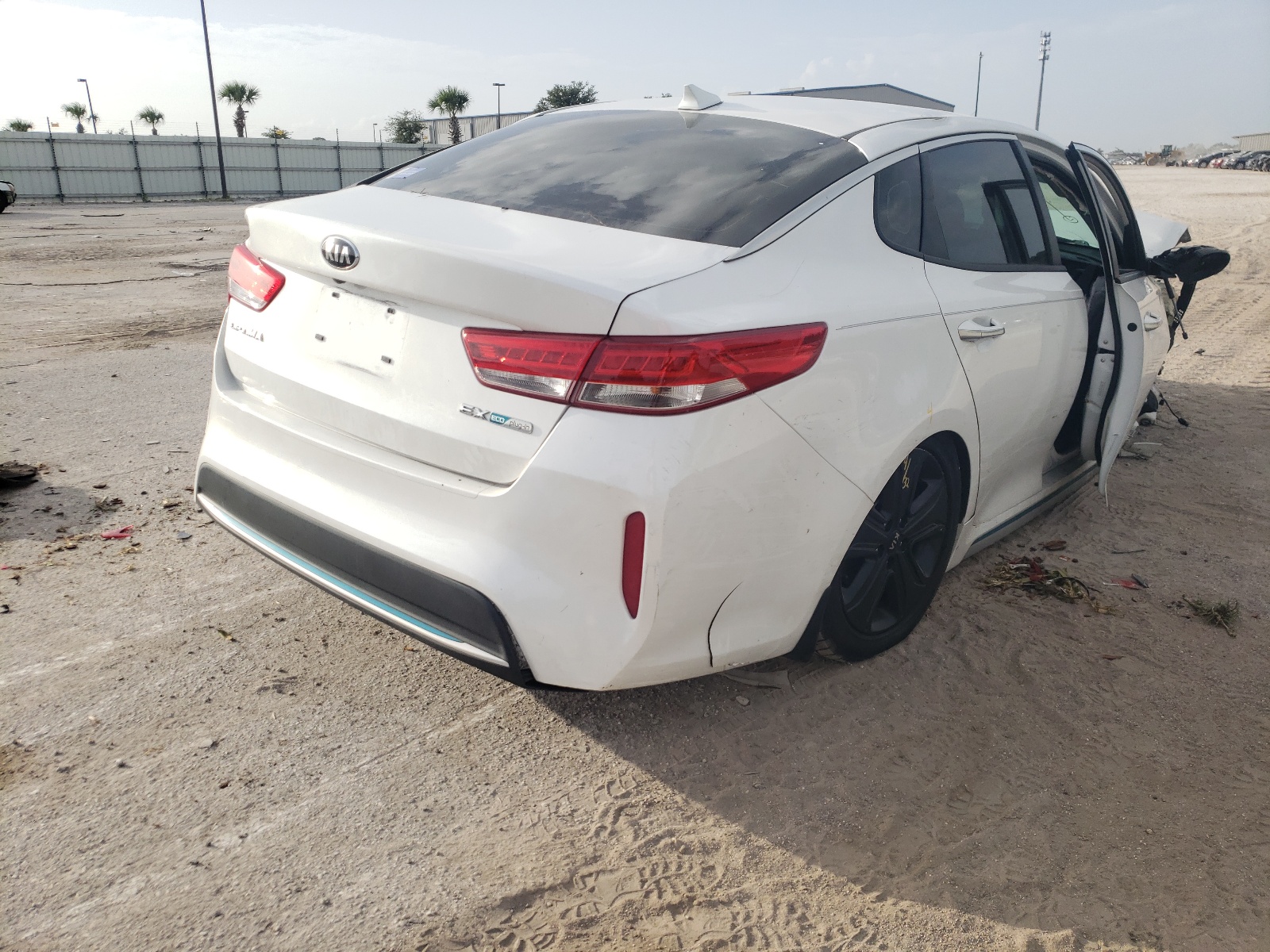 Фото 4 с аукциона – 2017 KIA OPTIMA PLU с VIN KNAGV4LD3H5018008