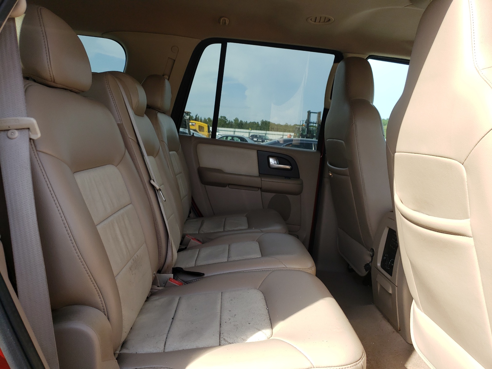 صورة رقم 6 من المزاد - 2004 FORD EXPEDITION مع VIN 1FMPU17L64LB83638