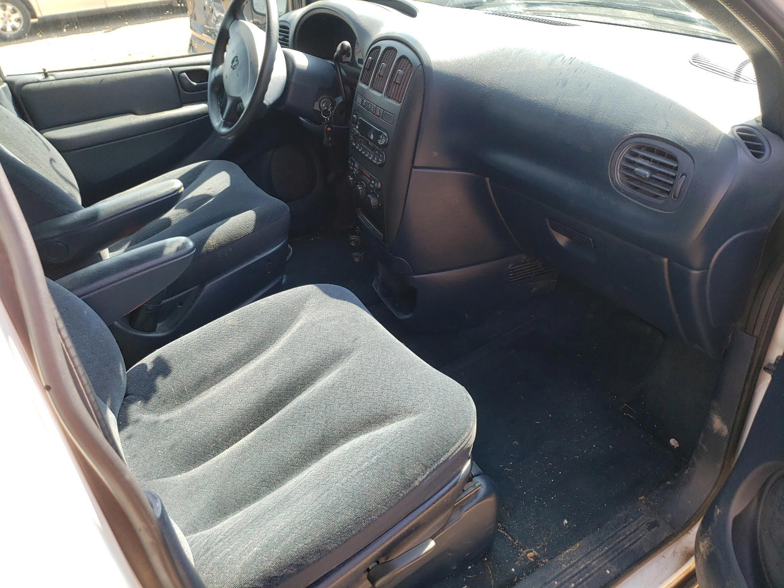 Photo 5 from auction – 2003 DODGE GRAND CARA with VIN 2D4GP44323R127710