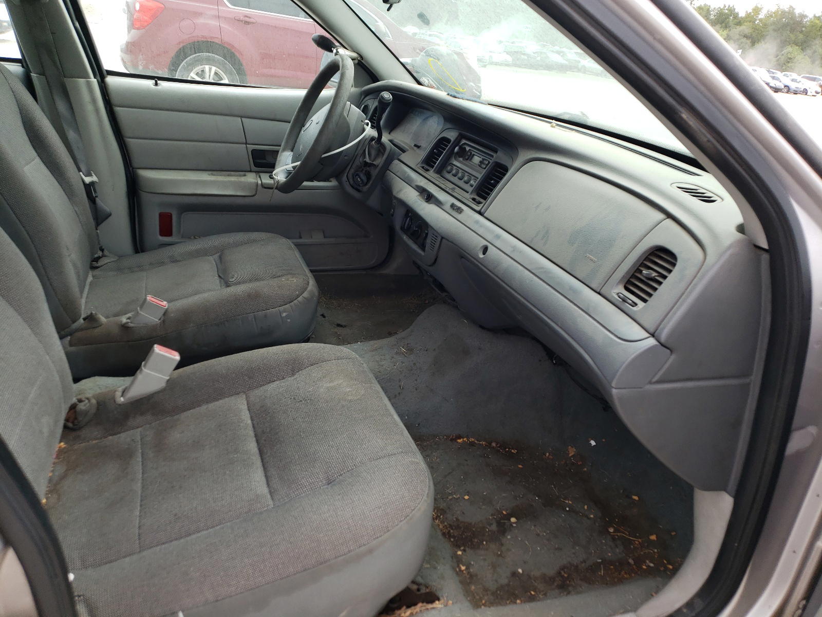 Photo 5 from auction – 2005 FORD CROWN VICT with VIN 2FAFP71W75X119258