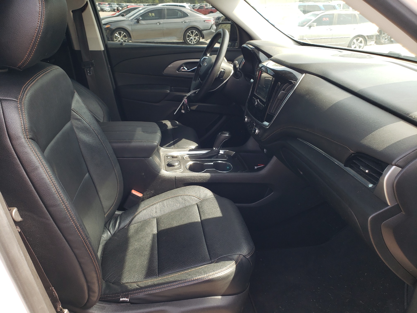 Photo 5 from auction – 2019 CHEVROLET TRAVERSE L with VIN 1GNERFKW6KJ182744