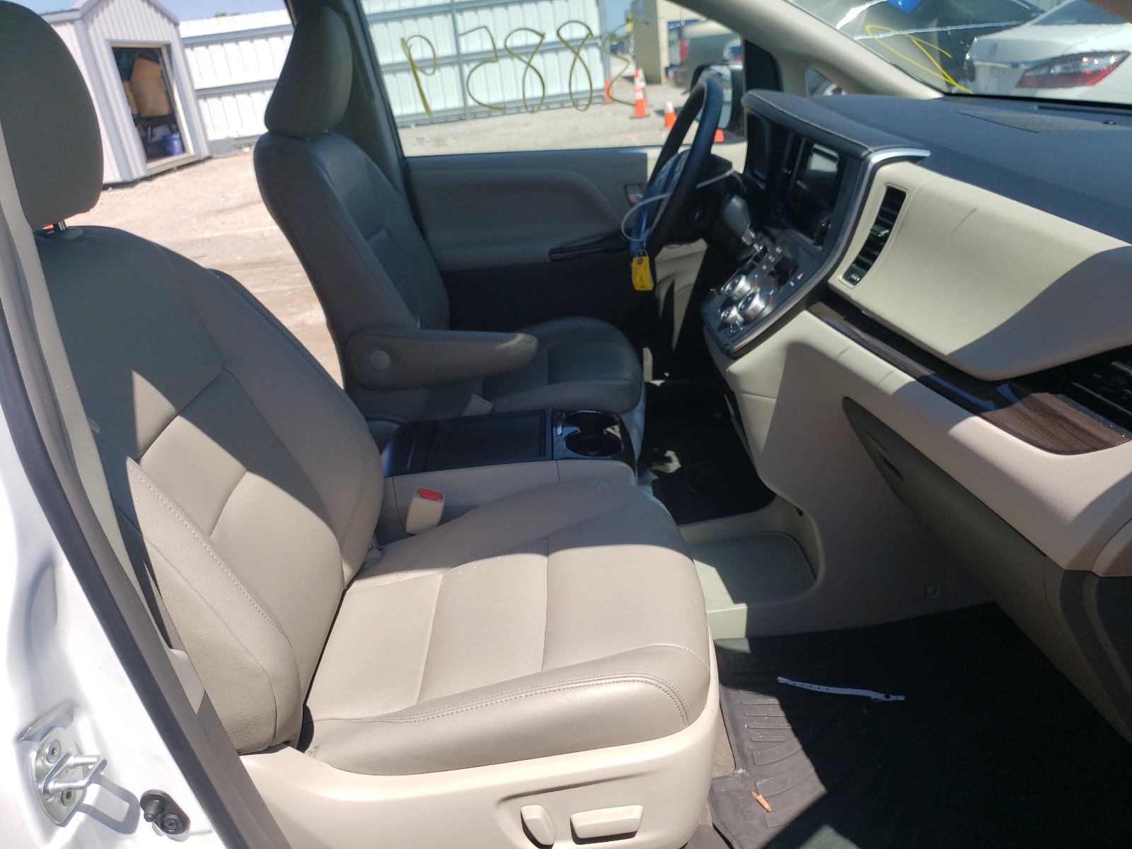 Photo 5 from auction – 2017 TOYOTA SIENNA XLE with VIN 5TDYZ3DC6HS839660