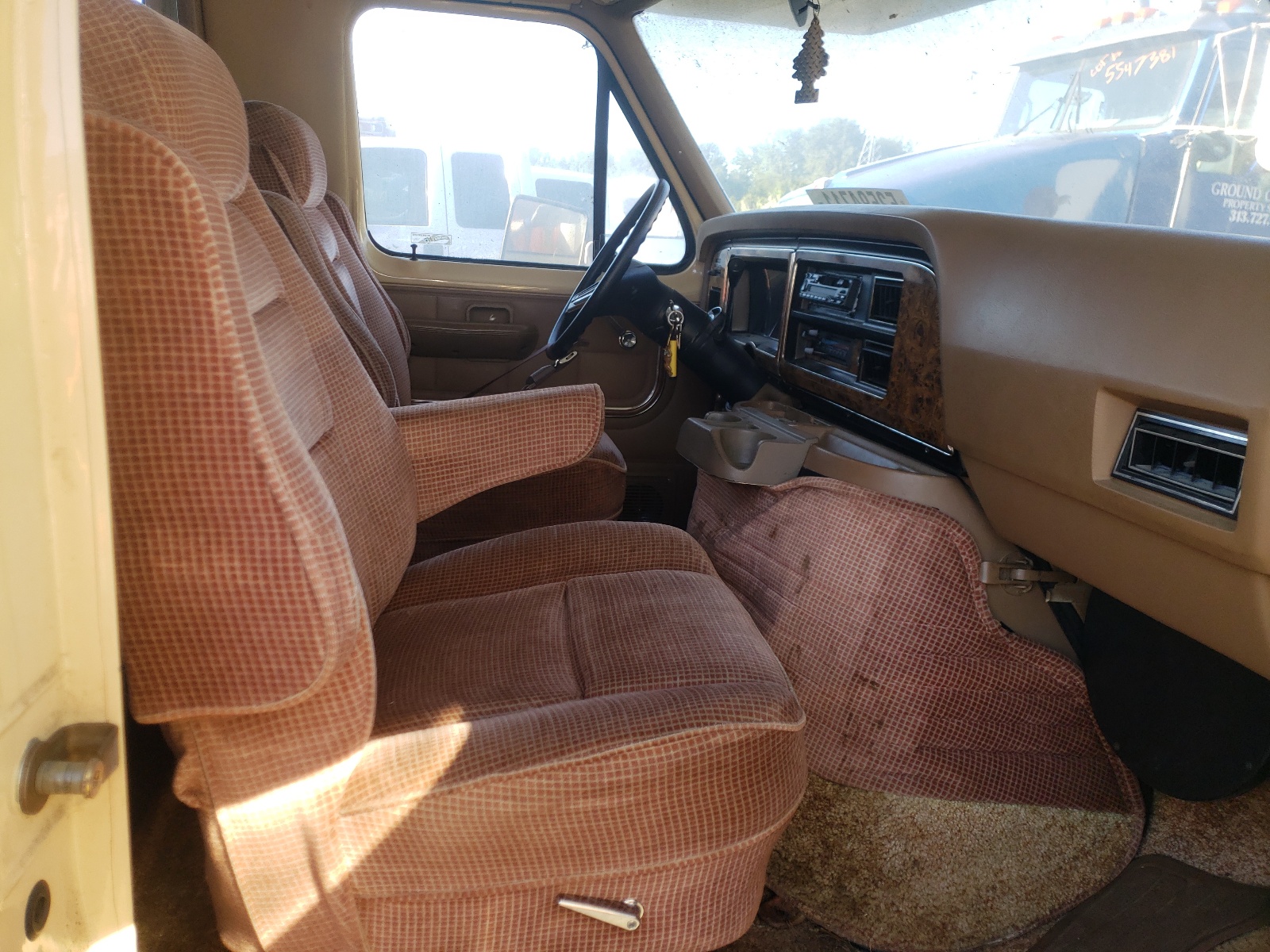 Photo 5 from auction – 1987 FLEETWOOD JAMBOREE with VIN 1FDKE30L8HHB45365