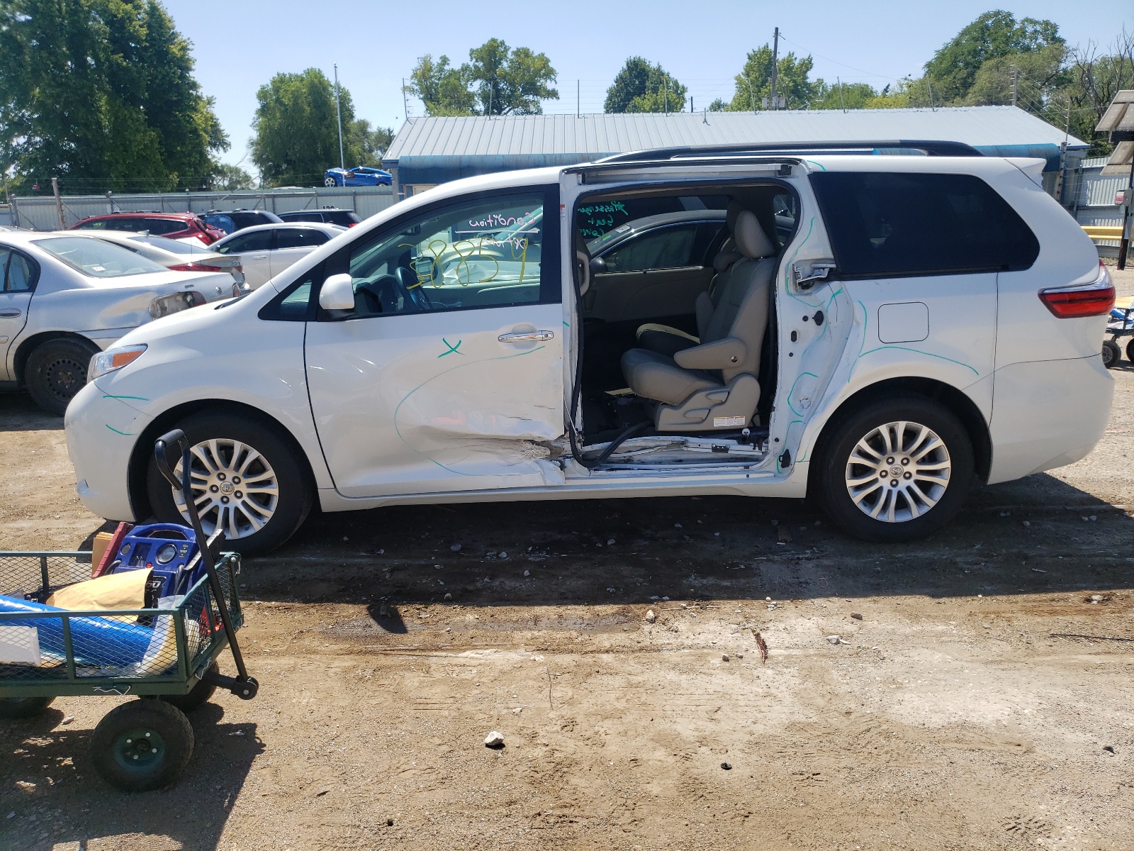 Photo 9 from auction – 2017 TOYOTA SIENNA XLE with VIN 5TDYZ3DC6HS839660