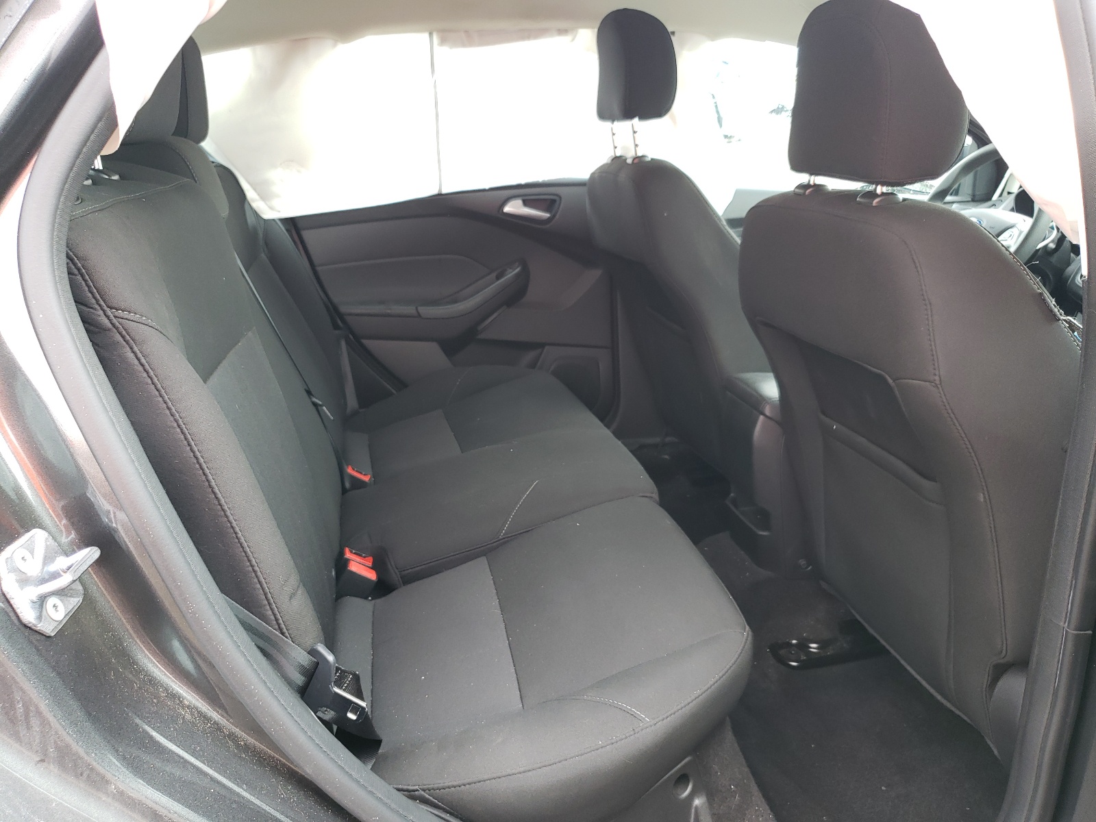 Foto 6 de la subasta – 2017 FORD FOCUS SE con VIN 1FADP3K26HL317441
