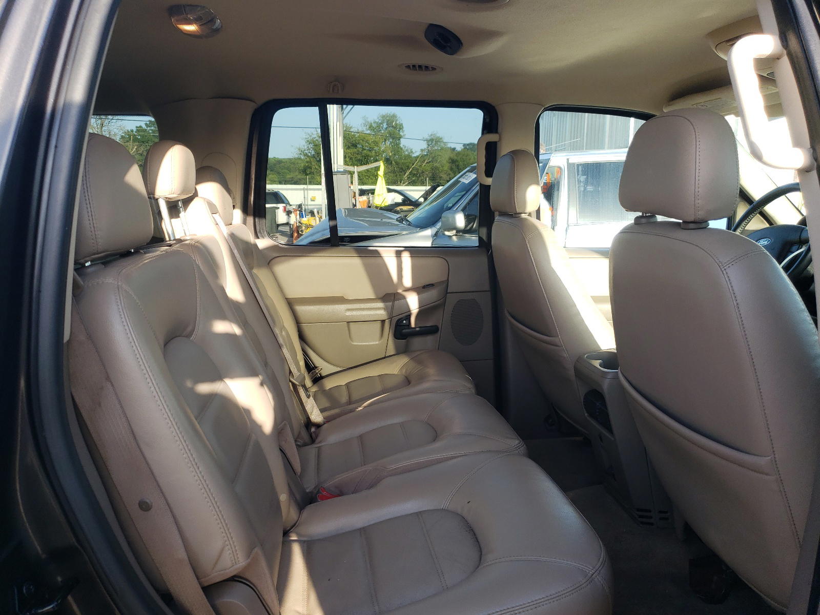 Photo 6 from auction – 2005 FORD EXPLORER X with VIN 1FMZU63K55UA67555
