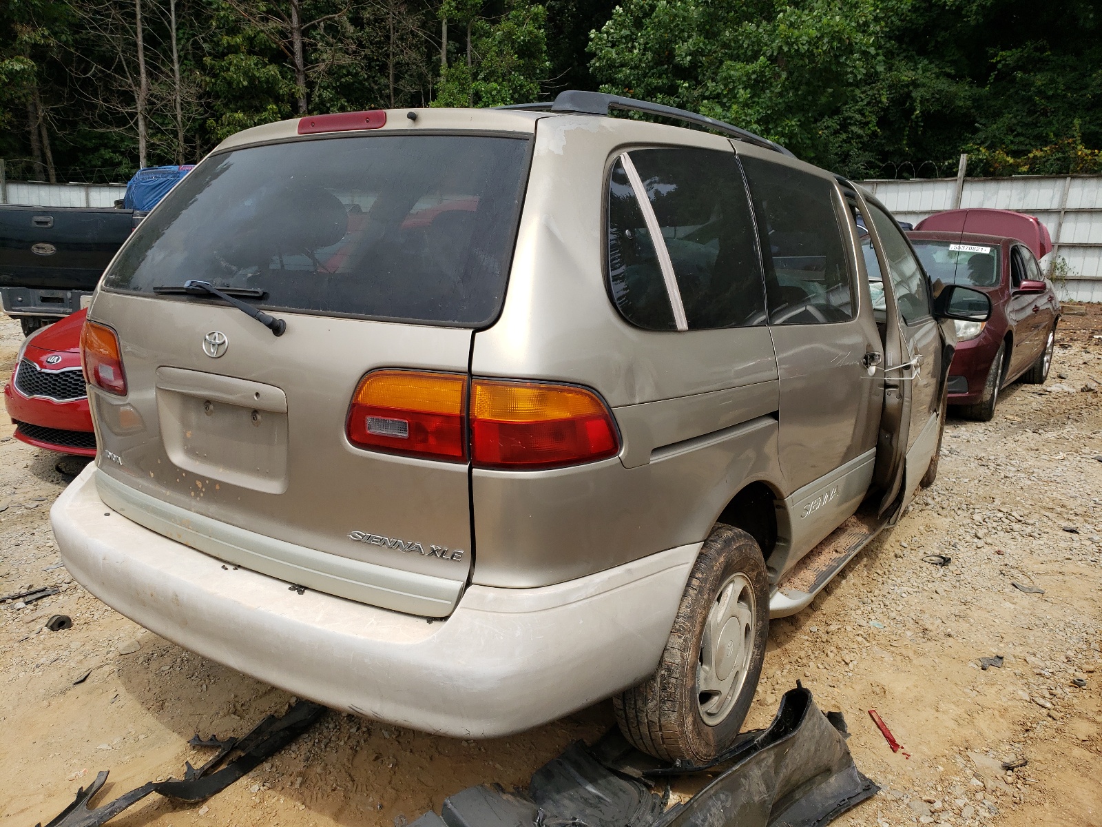 Photo 4 from auction – 2000 TOYOTA SIENNA LE with VIN 4T3ZF13C9YU174528