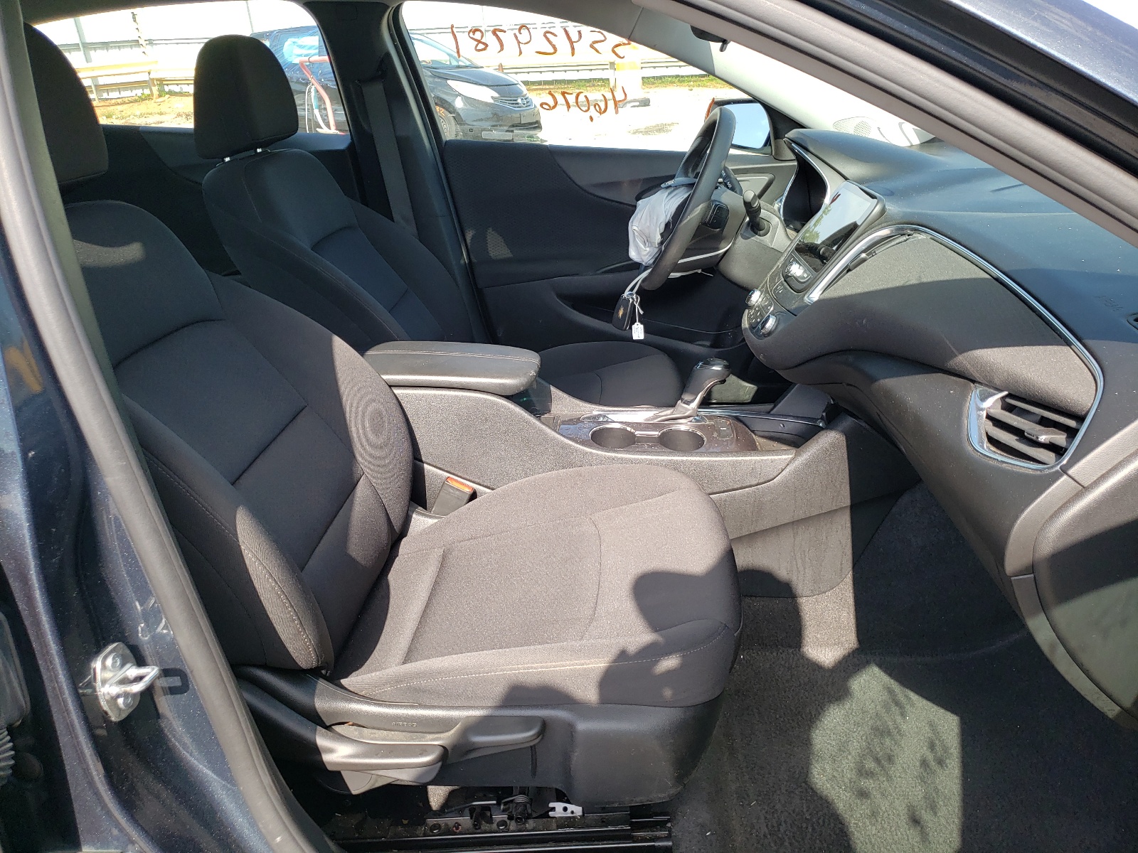 Photo 5 from auction – 2020 CHEVROLET MALIBU LT with VIN 1G1ZD5ST2LF007395