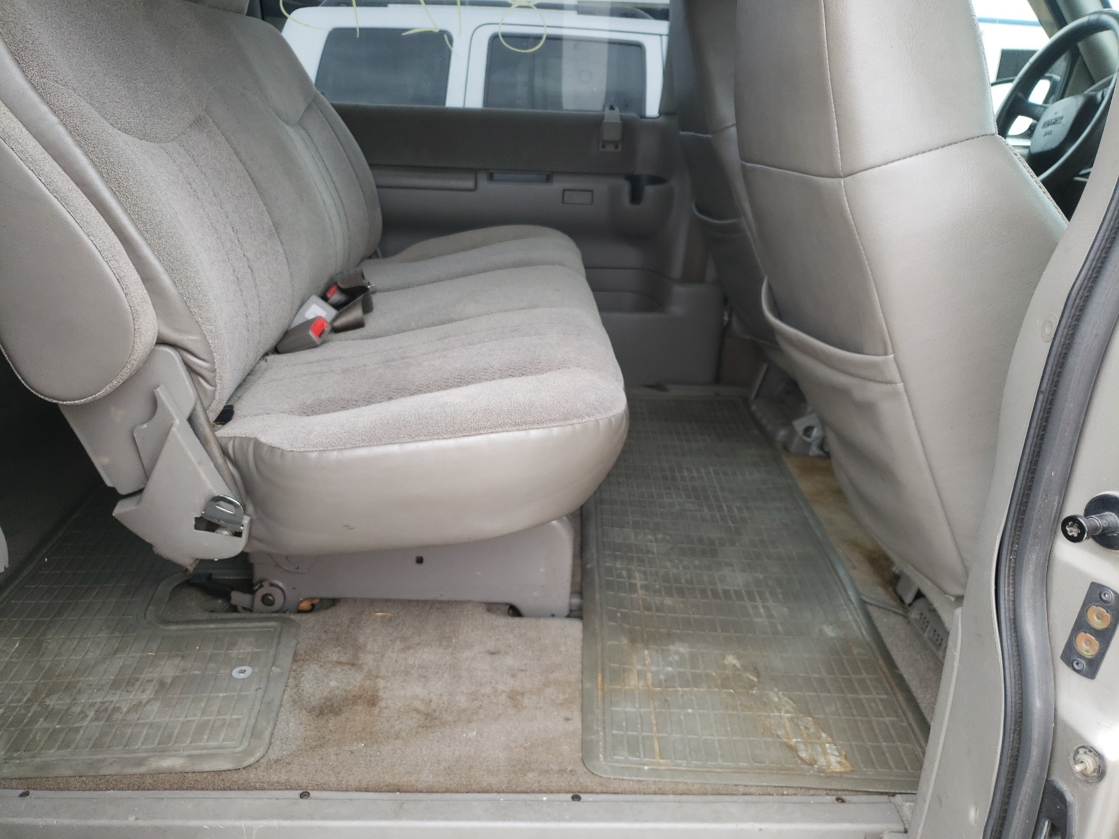 Photo 6 from auction – 2005 GMC SAFARI XT with VIN 1GKDM19X65B503396