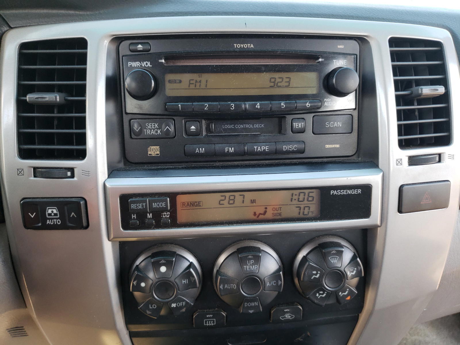 Photo 9 from auction – 2004 TOYOTA 4RUNNER SR with VIN JTEZU14R040021152