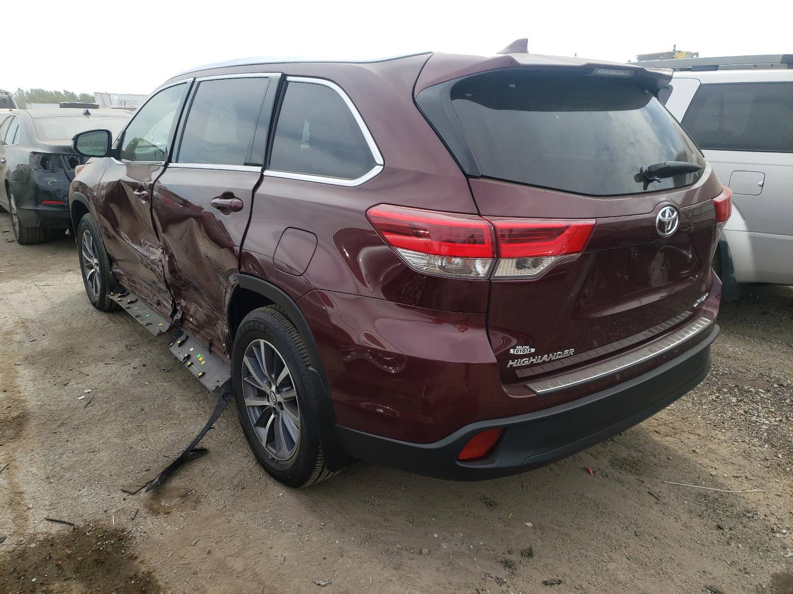 Photo 3 from auction – 2017 TOYOTA HIGHLANDER with VIN 5TDJZRFH5HS376679