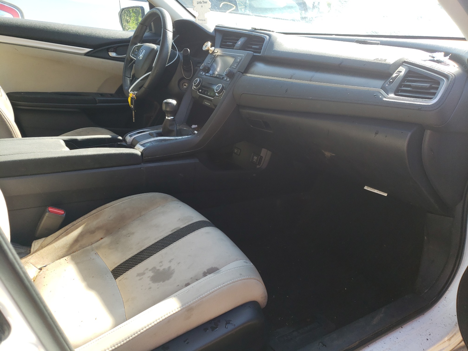 Photo 5 from auction – 2016 HONDA CIVIC LX with VIN 19XFC2E59GE051029