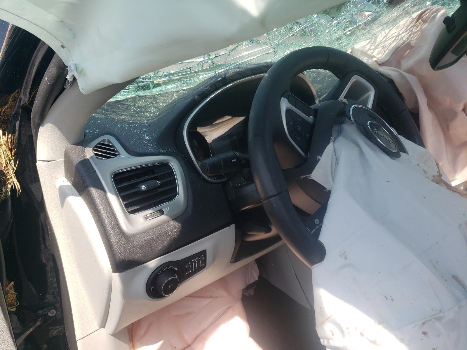 Photo 8 from auction – 2019 JEEP COMPASS LA with VIN 3C4NJCBB5KT692281
