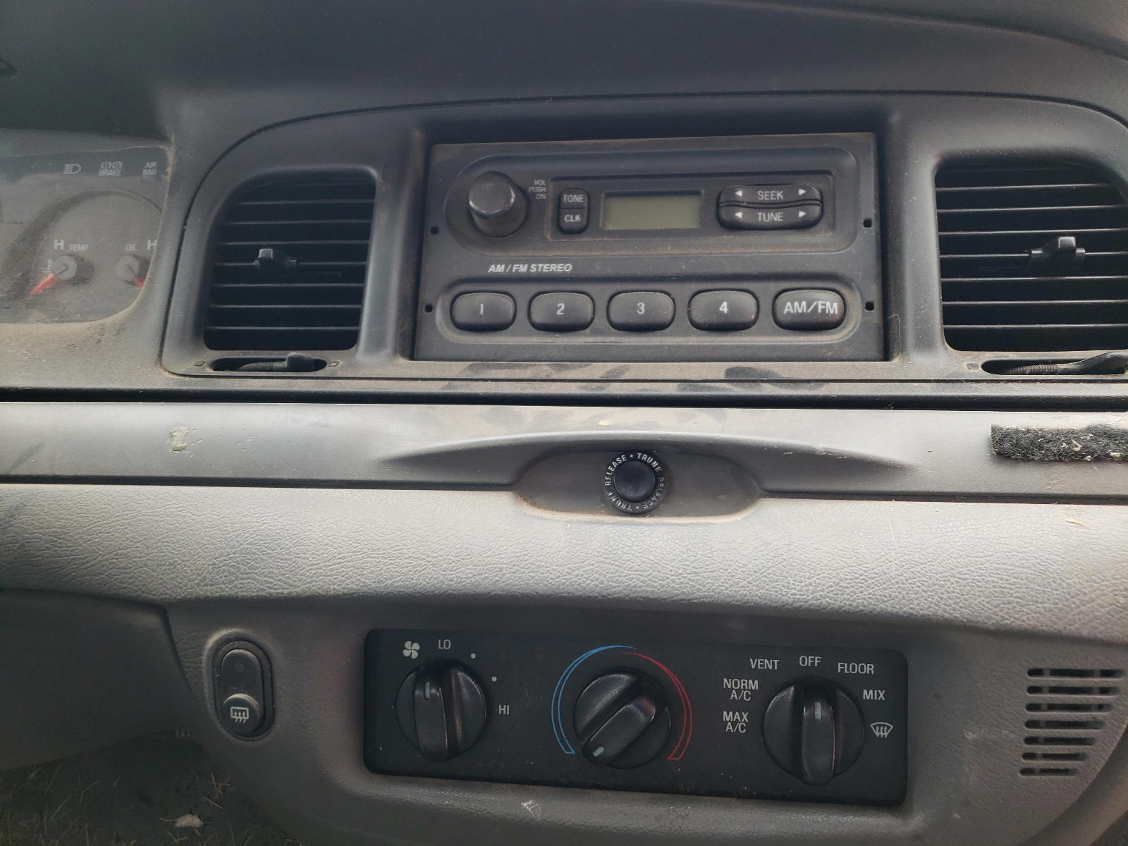 Photo 9 from auction – 2005 FORD CROWN VICT with VIN 2FAFP71W75X119258