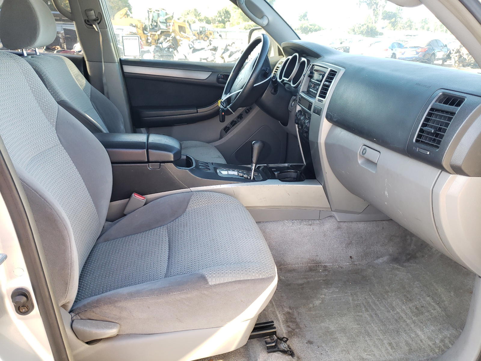 Photo 5 from auction – 2004 TOYOTA 4RUNNER SR with VIN JTEZU14R040021152