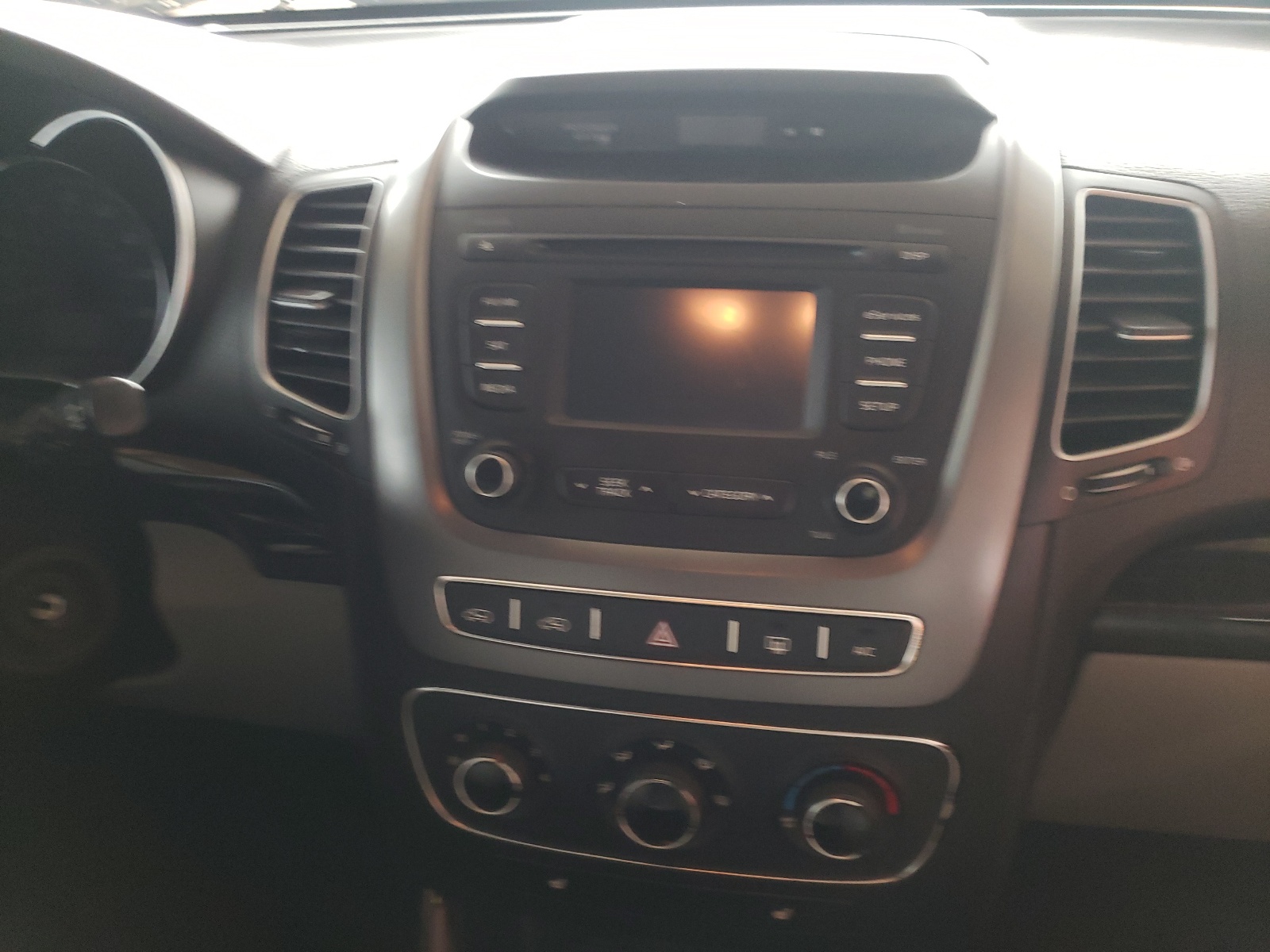 Photo 9 from auction – 2014 KIA SORENTO LX with VIN 5XYKT3A62EG483609