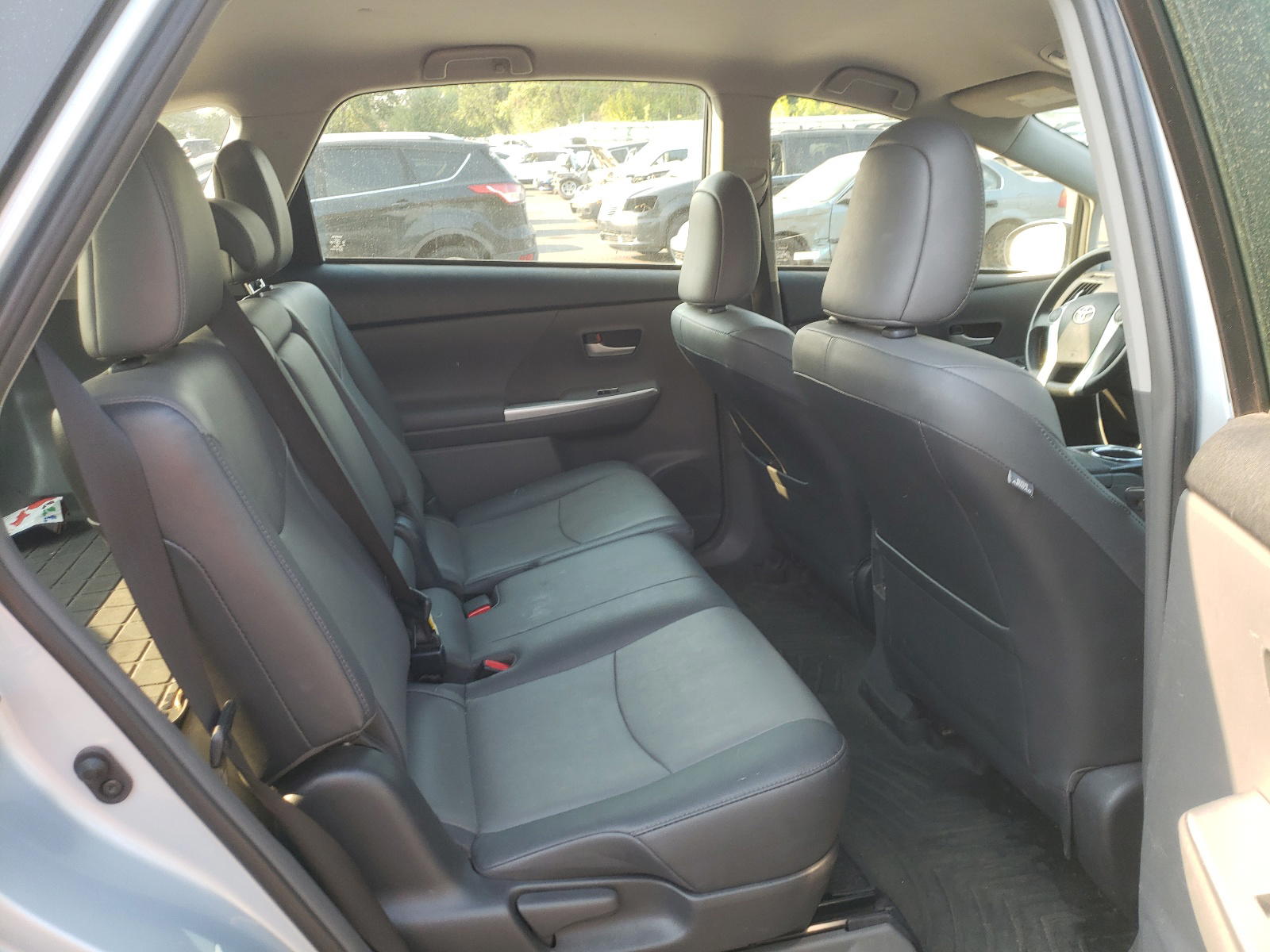 Photo 6 from auction – 2014 TOYOTA PRIUS V with VIN JTDZN3EU2E3363069