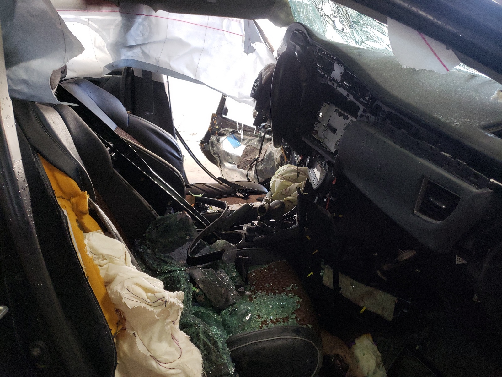 Photo 5 from auction – 2014 TOYOTA COROLLA L with VIN 5YFBURHE1EP019980