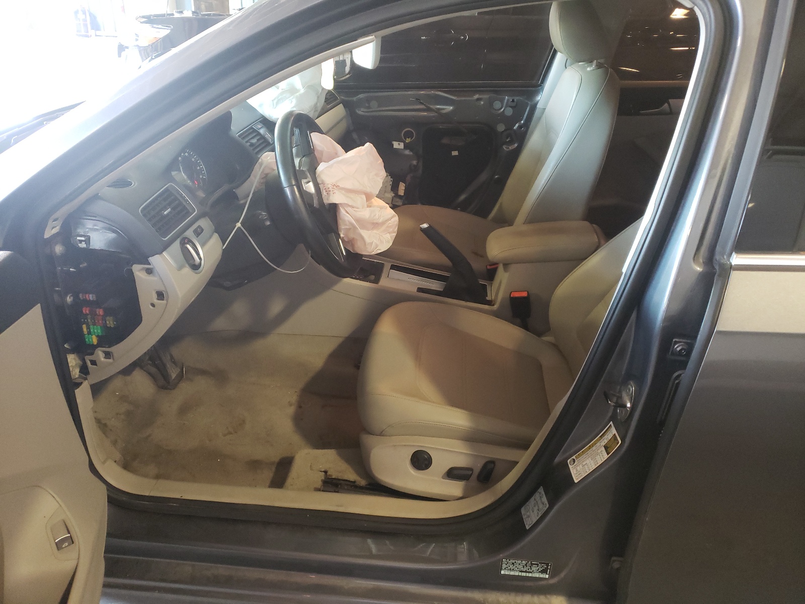 Photo 5 from auction – 2012 VOLKSWAGEN PASSAT SE with VIN 1VWBH7A31CC055754