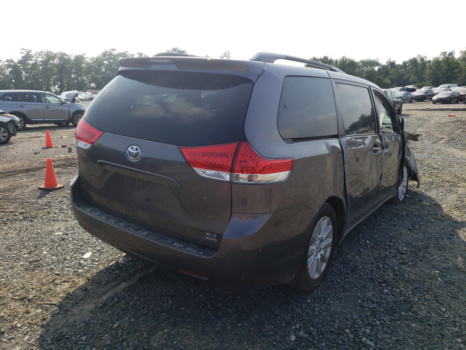 Photo 4 from auction – 2014 TOYOTA SIENNA XLE with VIN 5TDDK3DCXES075276