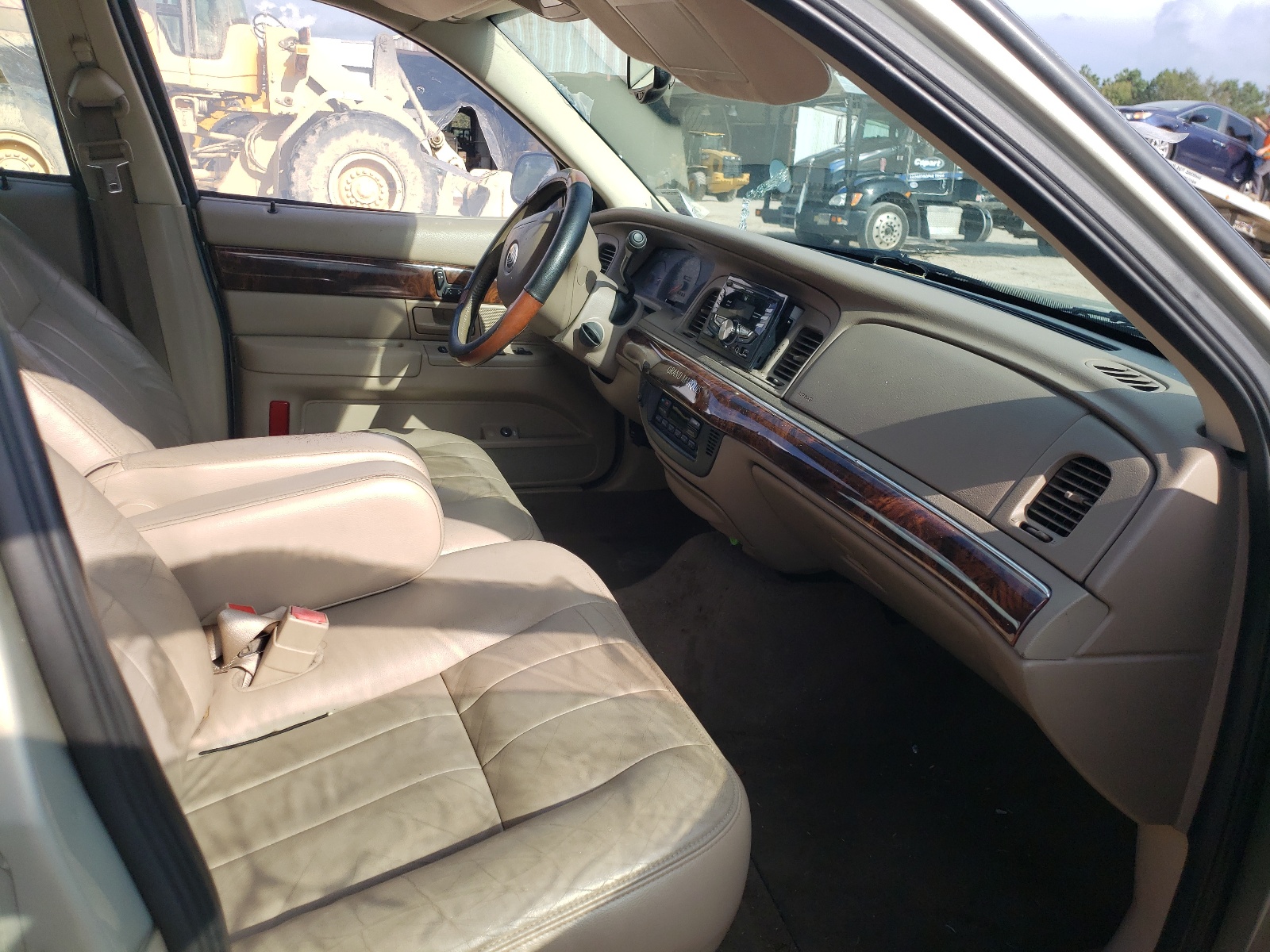 Photo 5 from auction – 2004 MERCURY GRAND MARQ with VIN 2MEFM75W94X649838
